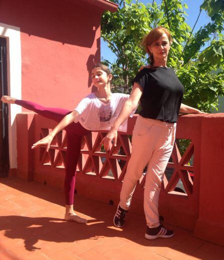 Raquel López junto a su hija Raquel en la terraza de casa, calentando para una de sus clases de danza