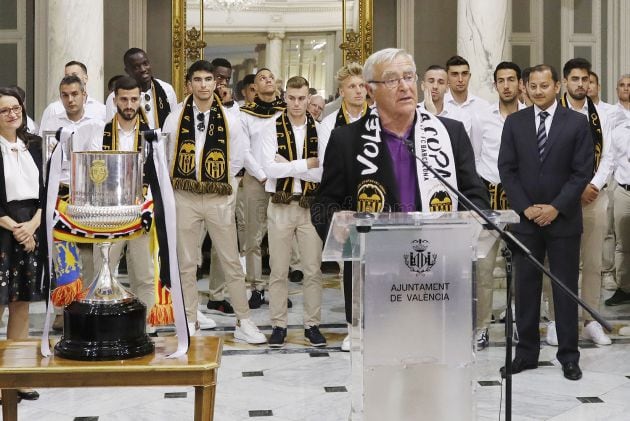 Joan Ribó, en el Ayuntamiento de València celebrando la Copa del Rey 18-19.