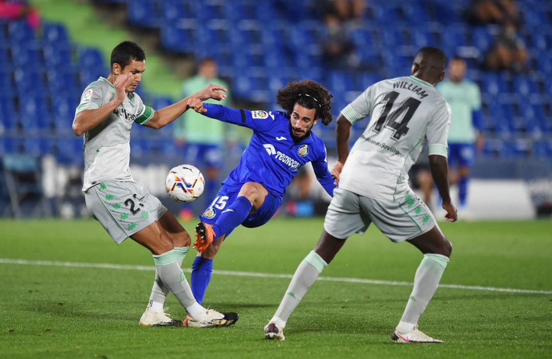 Marc Cucurella ntenta disparar a puerta ante la oposición de Mandi y William Carvalho.