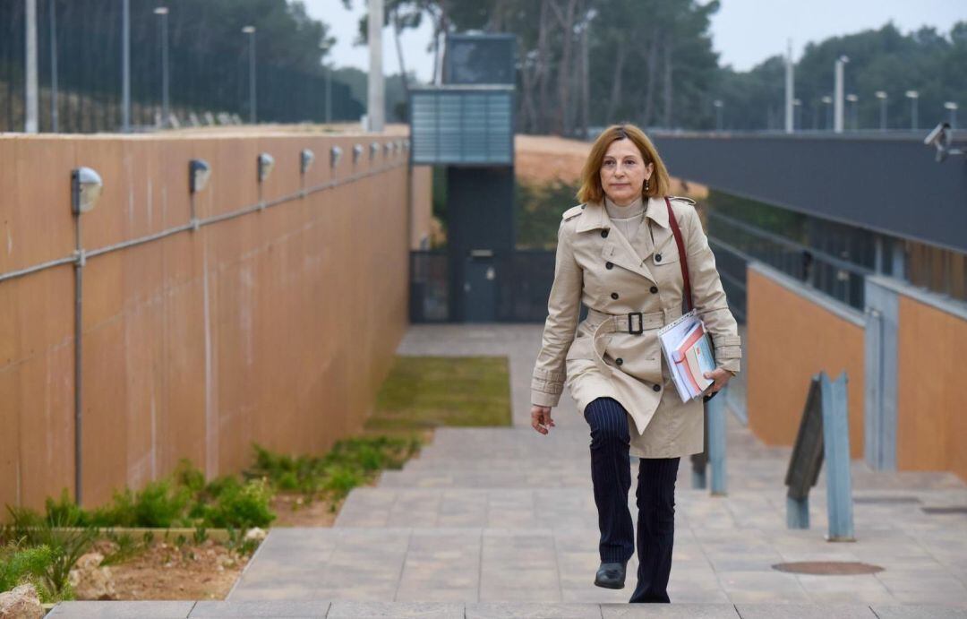 L'expresidenta del Parlament Carme Forcadell, sortint de la presó de Mas d'Enric