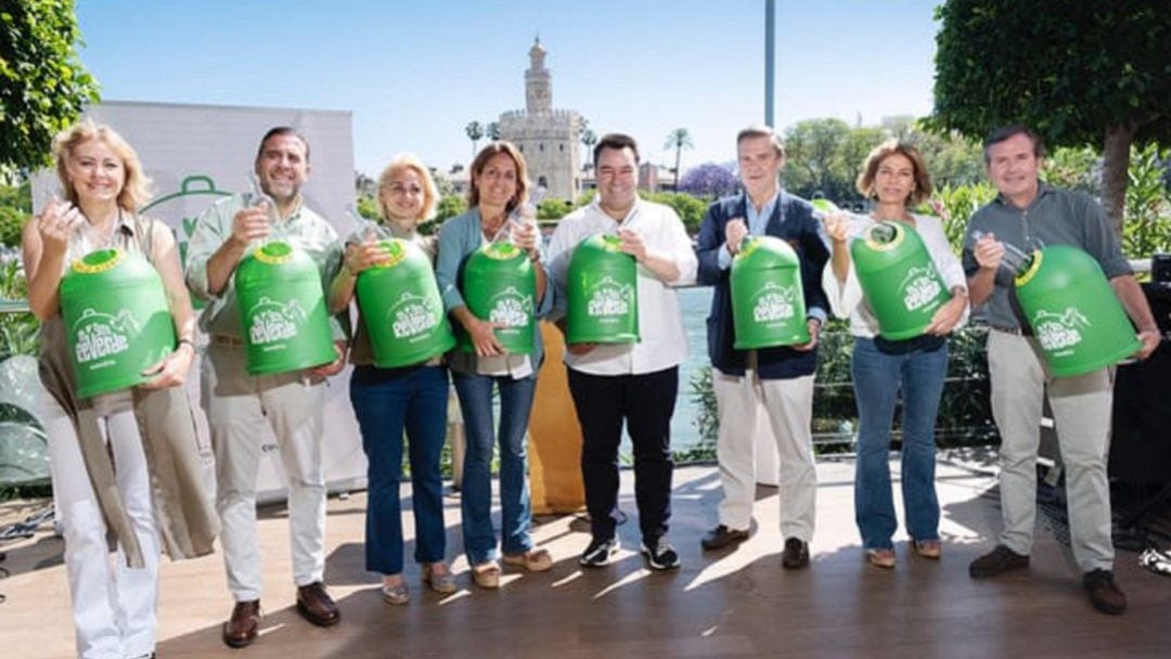  El grupo &#039;Siempre Así&#039; en la presentación del himno de Ecovidrio