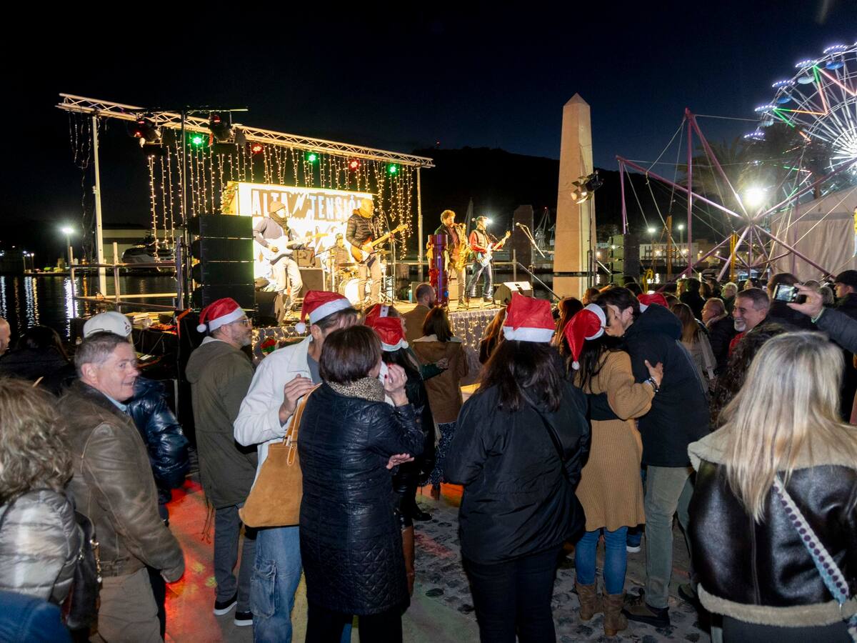La Navidad ya ilumina la fachada marítima de Cartagena
