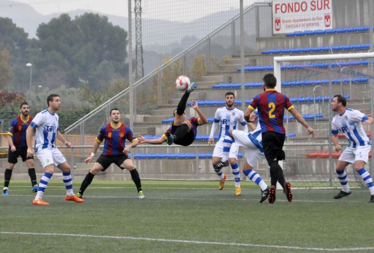 Remate acrobático en un partido disputado bajo la lluvia