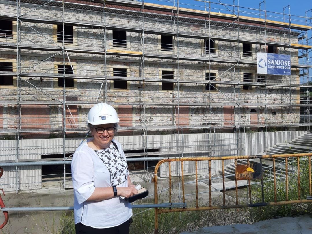 La alcaldesa de Gijón, Ana González, durante una visita a Tabacalera.