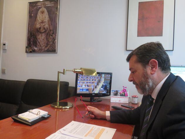 Alfonso Candón, con la Virgen de los Milagros de fondo