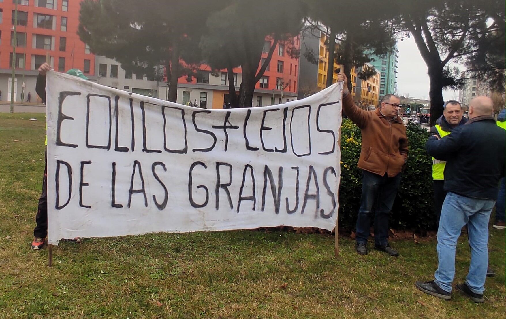 Pancarta contra las superficies eólicas por su afectación al ganado. / Foto: Radio Castilla