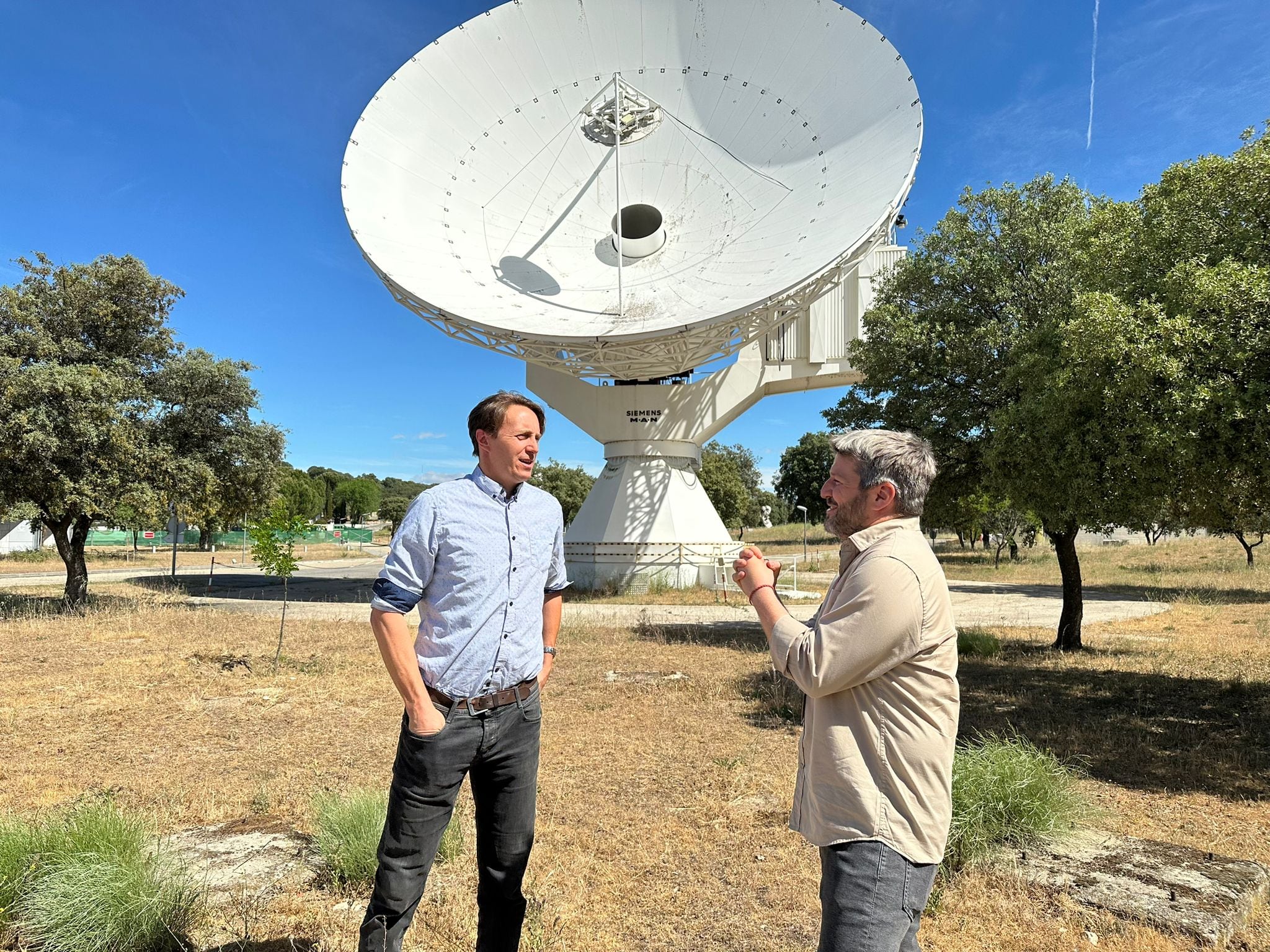 Aimar Bretos y Nicolás Altobelli (ESA) en la sede de la agencia en Madrid.