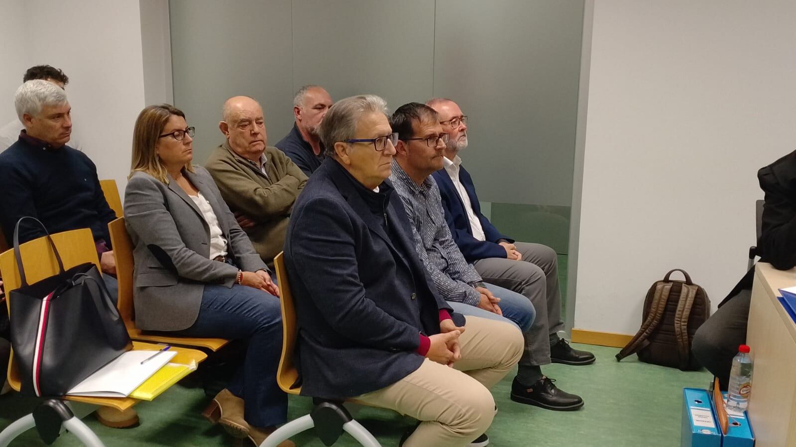 Juan José Berenguer, alcalde de El Campello (en la primera fila junto a la pares) y Benjamí Soler a su derecha, durante el juicio por fraccionamiento de contratos