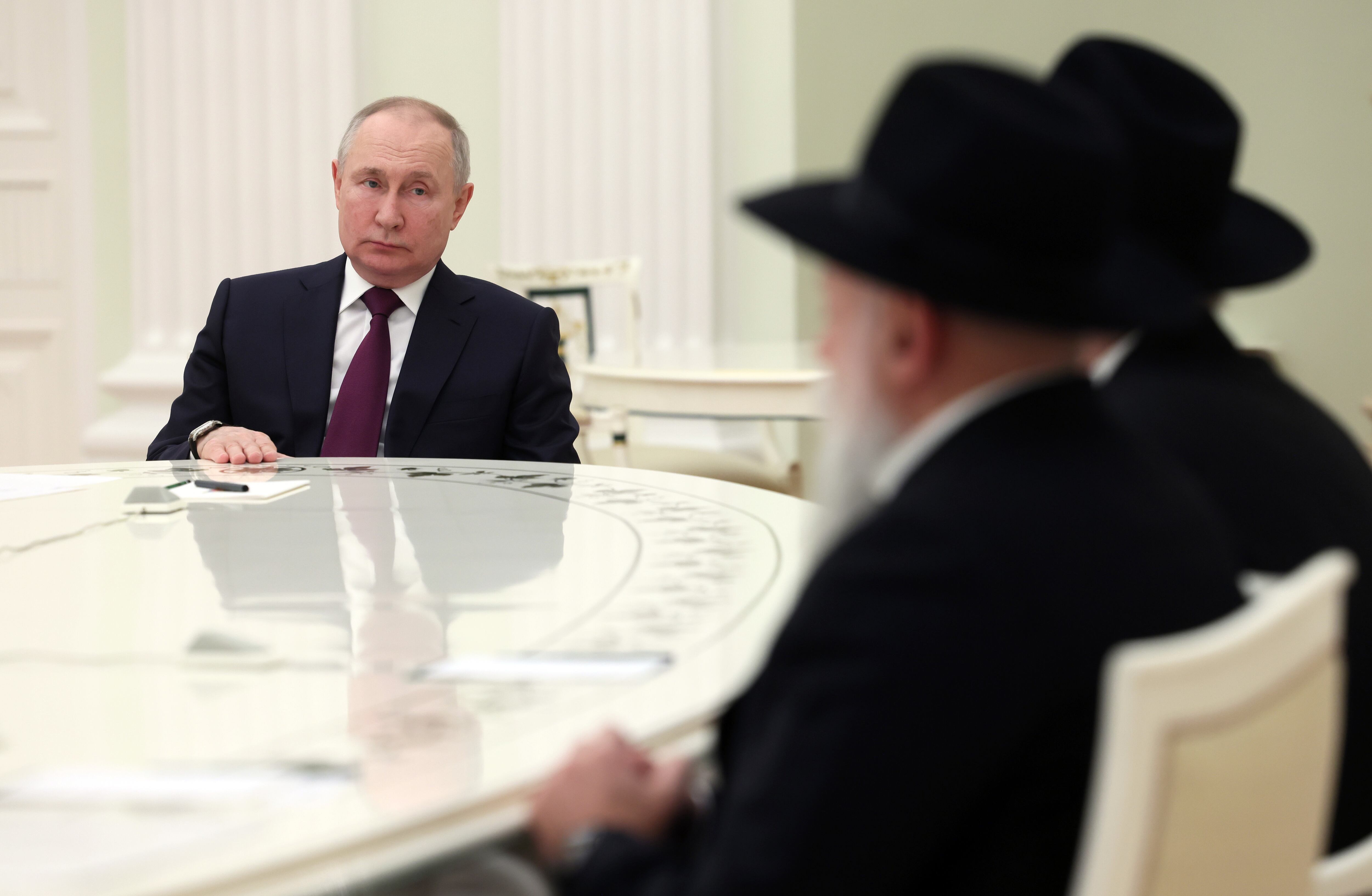 El presidente de Rusia, Vladimir Putin, conversa con el rabino principal de Rusia, Berl Lazar, y el jefe de la Federación de Comunidades Judías, Alexander Boroda