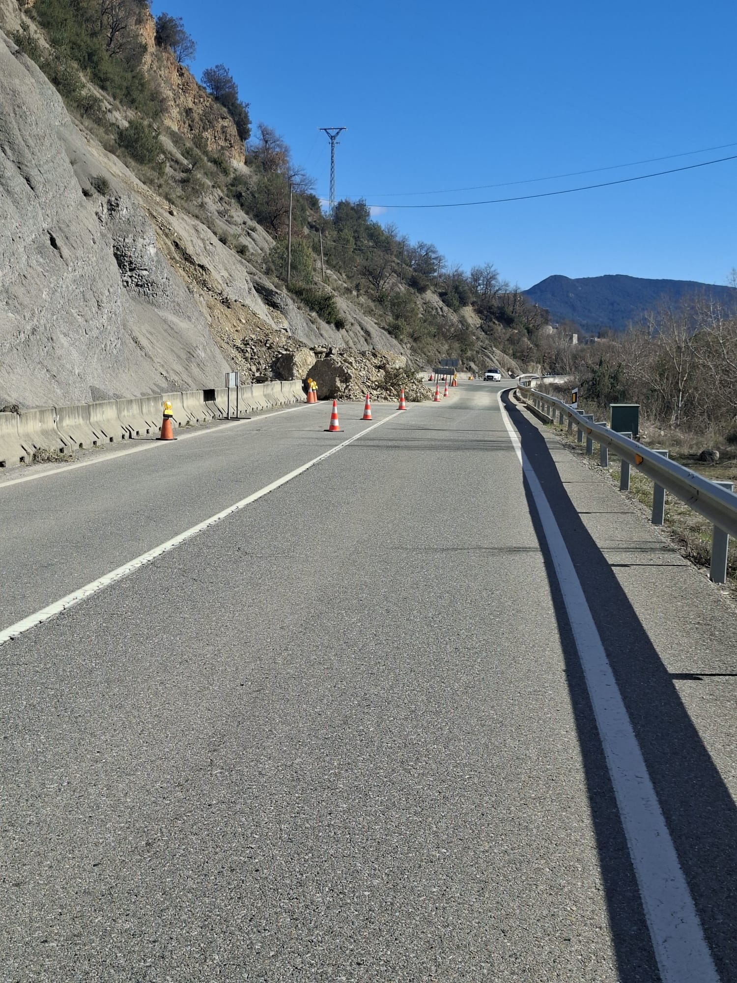 Trabajos para la limpieza del vial entre Aínsa y Boltaña tras el desprendimiento