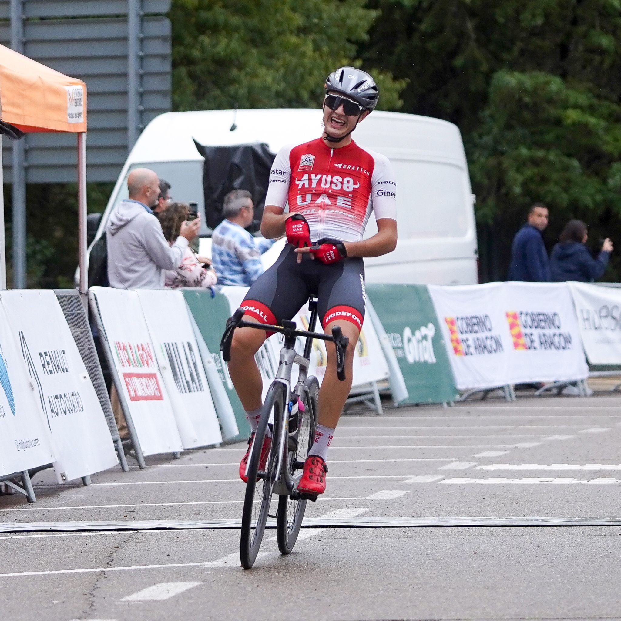 José Ramón Guijarro entra como ganador en meta del Memorial Mariano Cabrero