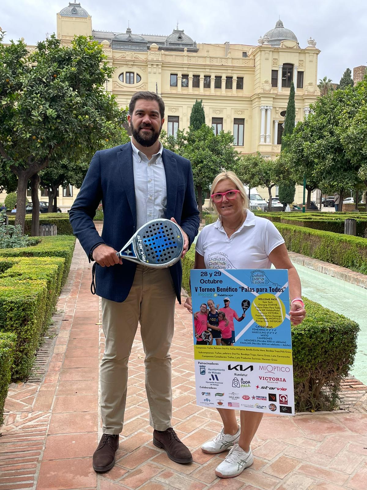 El concejal de deportes del Ayuntamiento de Málaga, Borja Vivas, posa con Elsa Navarro, una de las organizadoras