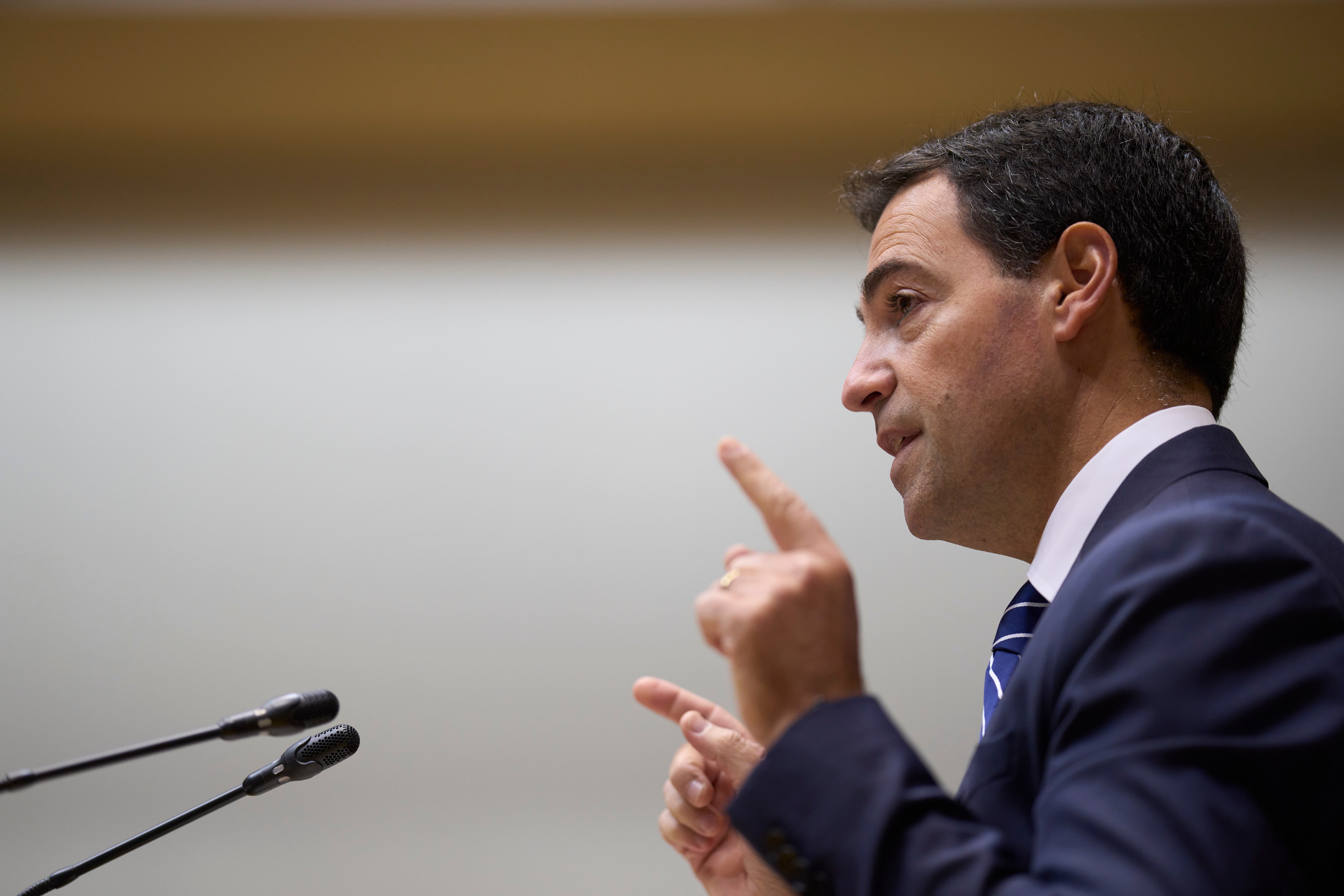 VITORIA (ESPAÑA), 24/10/2025.- El lehendakari, Imanol Pradales interviene este viernes en el pleno del Parlamento vasco que debate, entre otras cuestiones, sobre el Estatuto, los incidentes en el acto de Falange en Vitoria y asuntos sociales de juventud, vivienda  y reto demográfico. EFE/Adrián Ruiz-Hierro
