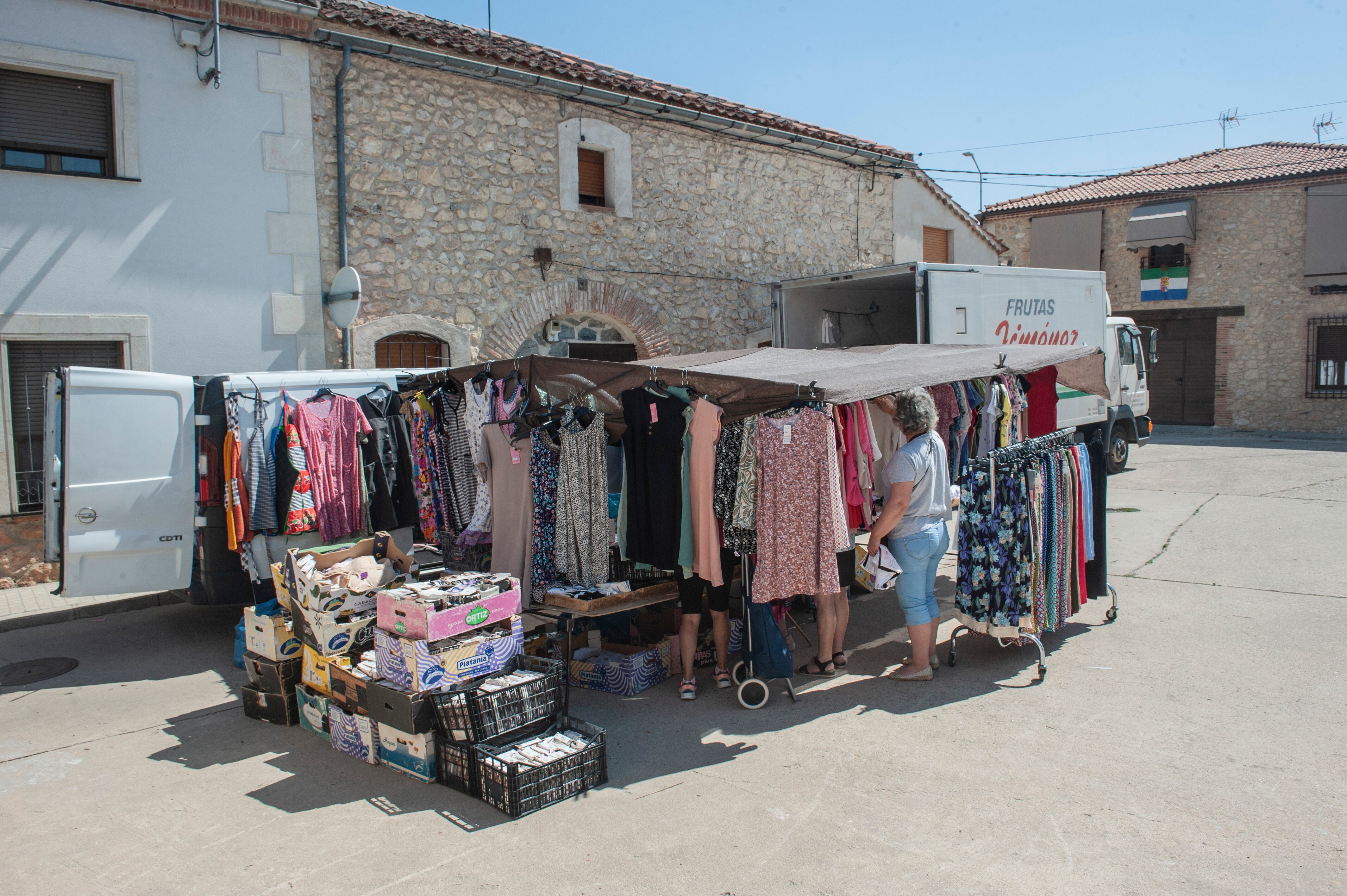 Mercado de ropa en Mozoncillo