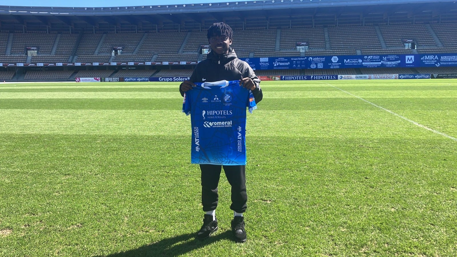 Williams posando con la camiseta del Xerez DFC