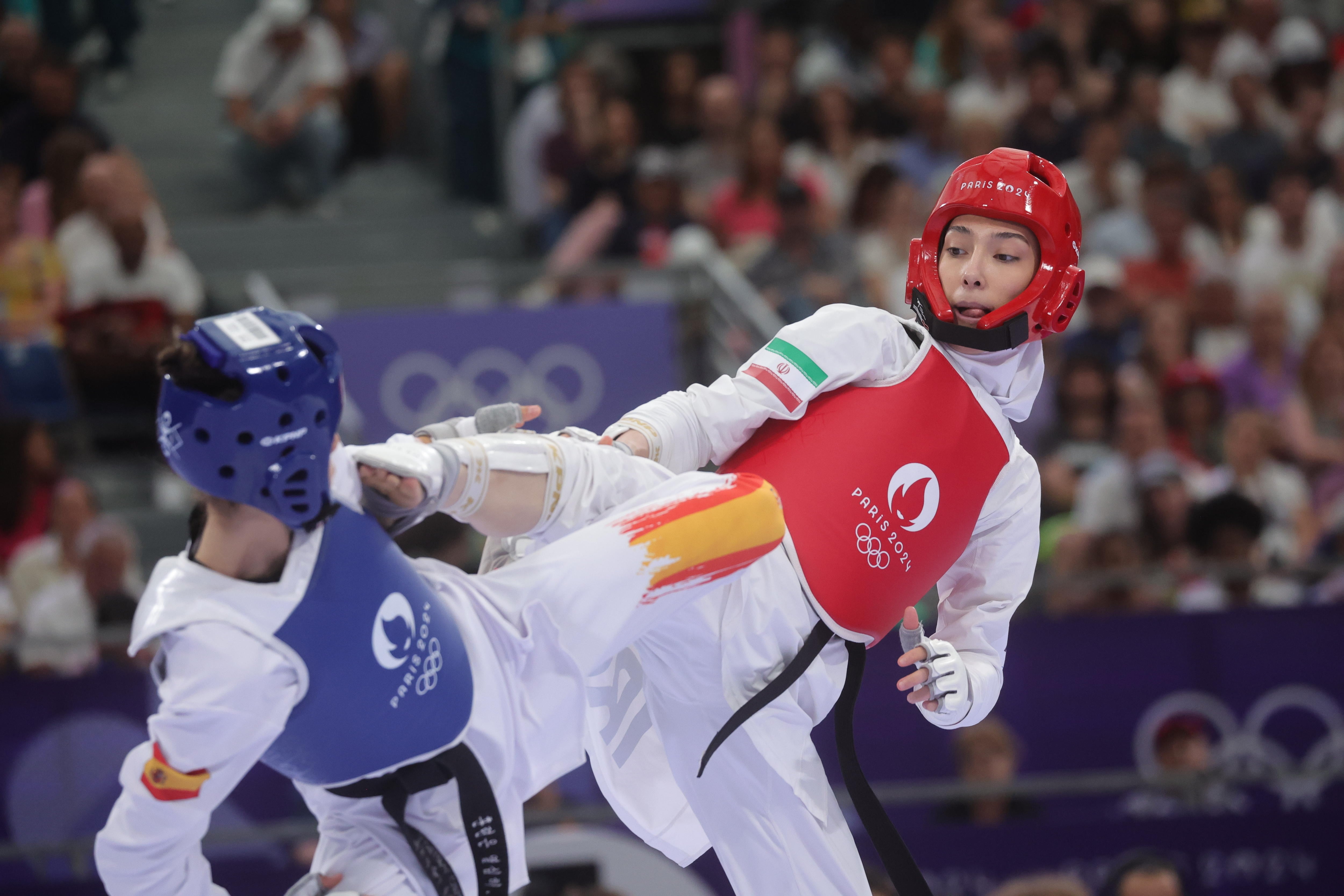 Paris (France), 07/08/2024.- Adriana Cerezo Iglesias of Spain (blue) and Mobina Nematzadeh of Iran (red) in action during their Women -49kg Quarterfinal bout of the Taekwondo competitions in the Paris 2024 Olympic Games, at the Grand Palais in Paris, France, 07 August 2024. (Francia, España) EFE/EPA/TERESA SUAREZ