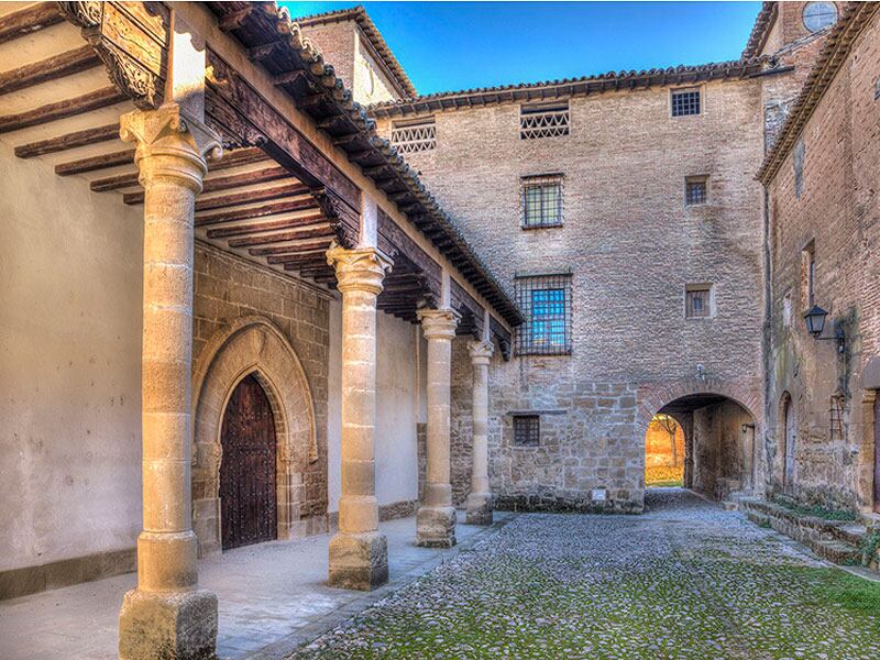 Entrada lateral monasterio de Casbas