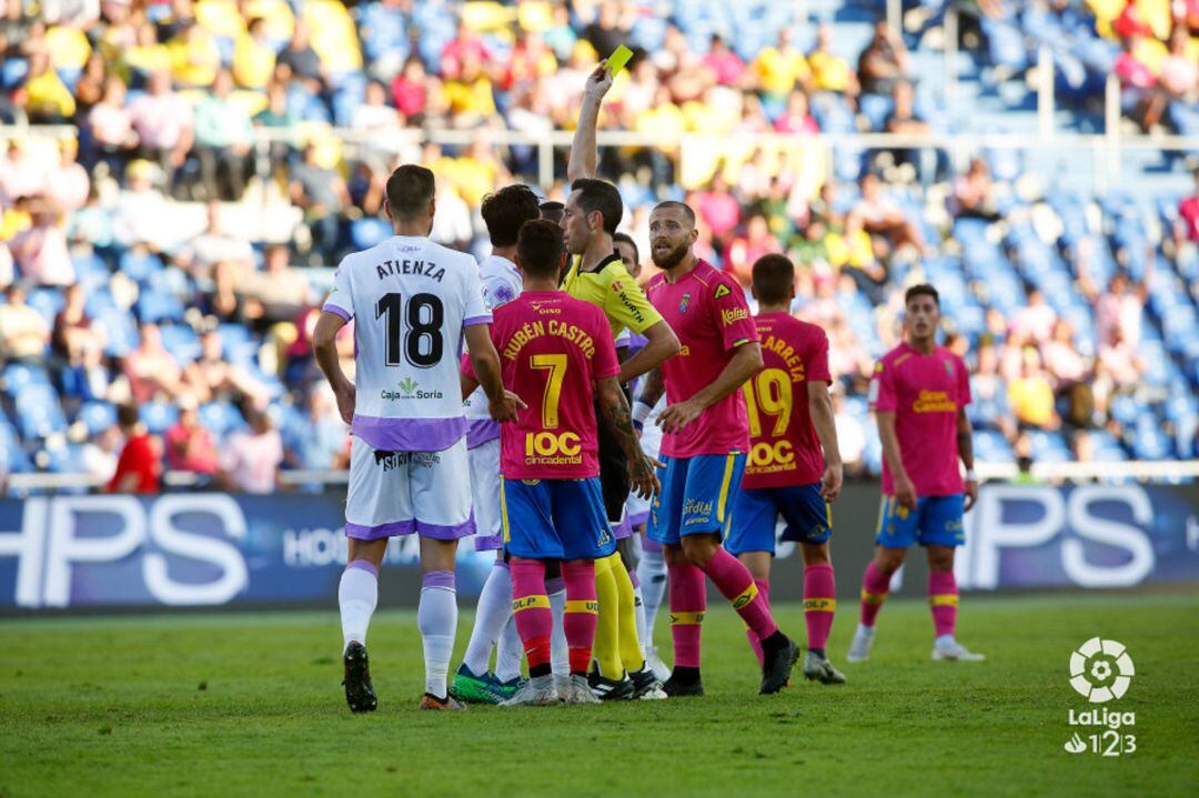 El colegiado expulsa a Escassi en el Estadio Gran Canario.