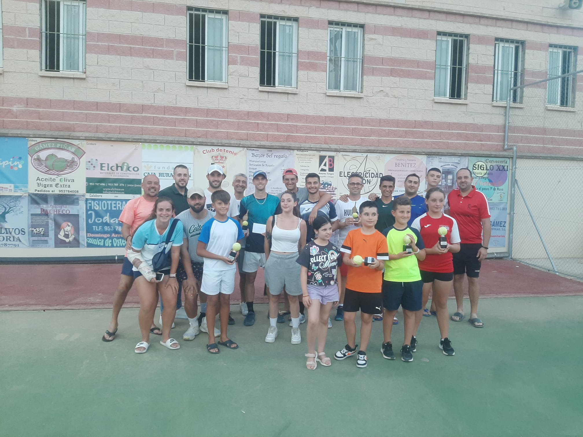 Foto de familia con todos los ganadores, directivos y concejal