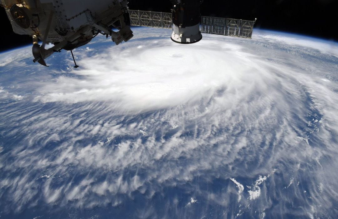 Fotografía divulgada esta madrugada por el astronauta de la NASA Chris Cassidy en donde se aprecia el ojo del huracán Laura.