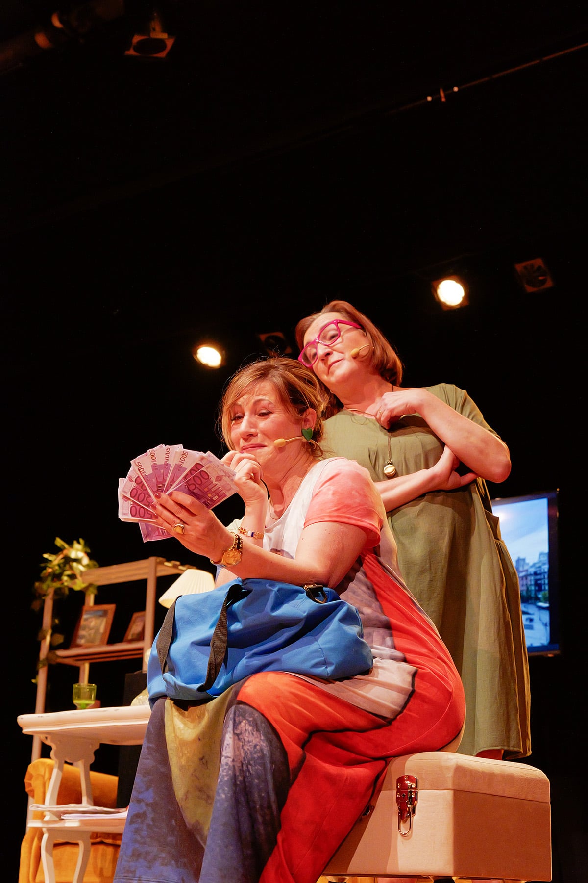 Raquel Aparicio (en primer término) y Ana Rosa Alonso en un momento de la obra