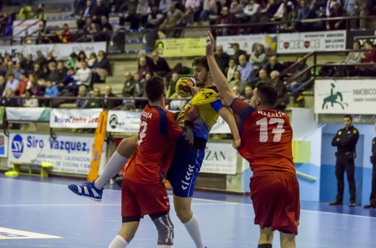 Petter Solenta intenta zafarse de la defensa de Covadonga en el último partido en casa.