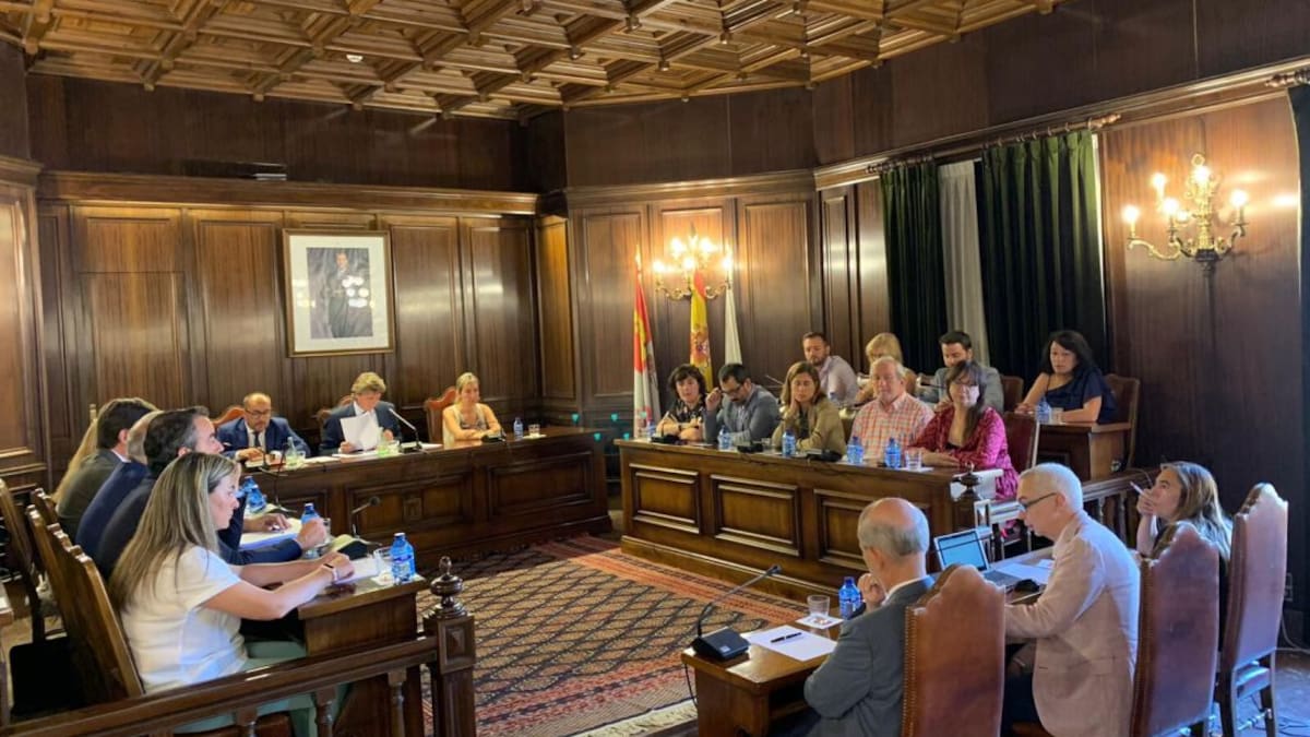 Carlos Martínez afronta el camino a las elecciones fuerte mientras el PP sigue sin presentar a su candidato
