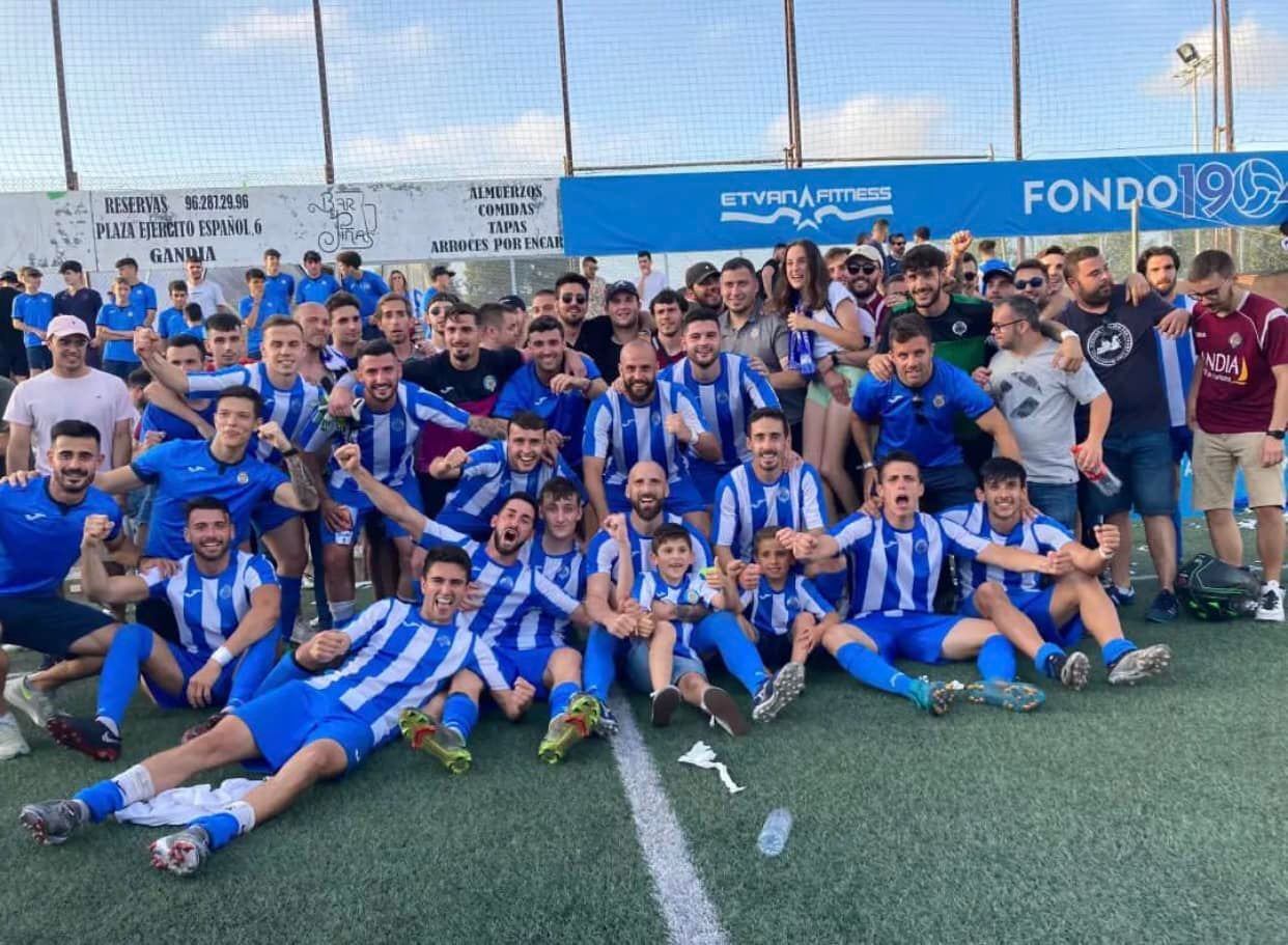 Los jugadores del CF Gandia celebran junto a la afición el pase a la final