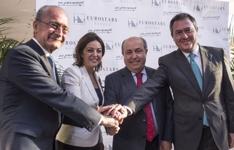 La alcaldesa de Córdoba, Isabel Ambrosio (2i), junto a los regidores de Málaga, Francisco de la Torre (i), de Granada, José Torres Hurtado (2d) y de Sevilla, Juan Espadas, unen sus manos en señal de compromiso con el reto de la conexión de la Alta Velocid