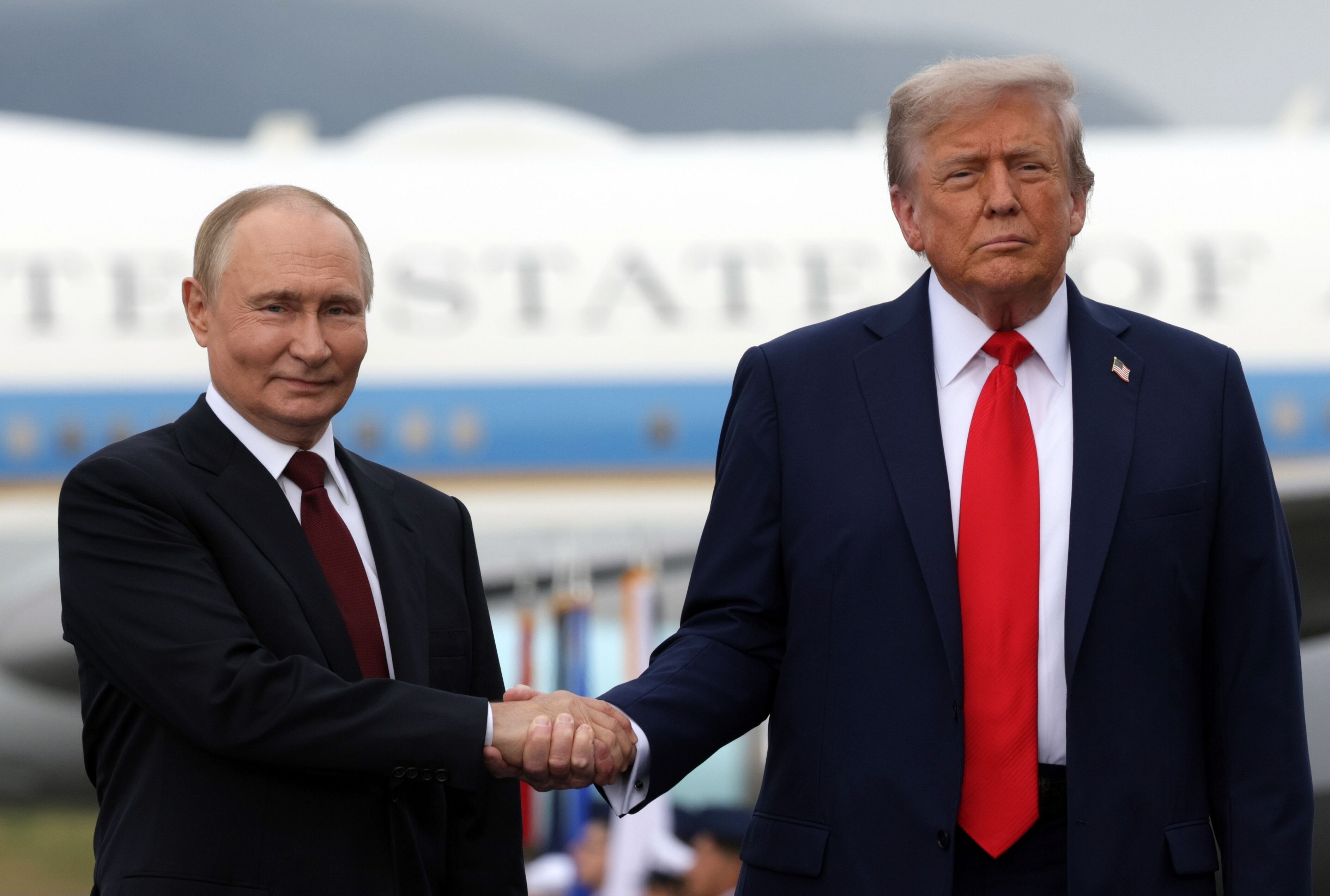 El presidente de Rusia, Vladímir Putin, y el presidente de Estados Unidos, Donald Trump, antes de su reunión en Alaska el pasado 15 de agosto.