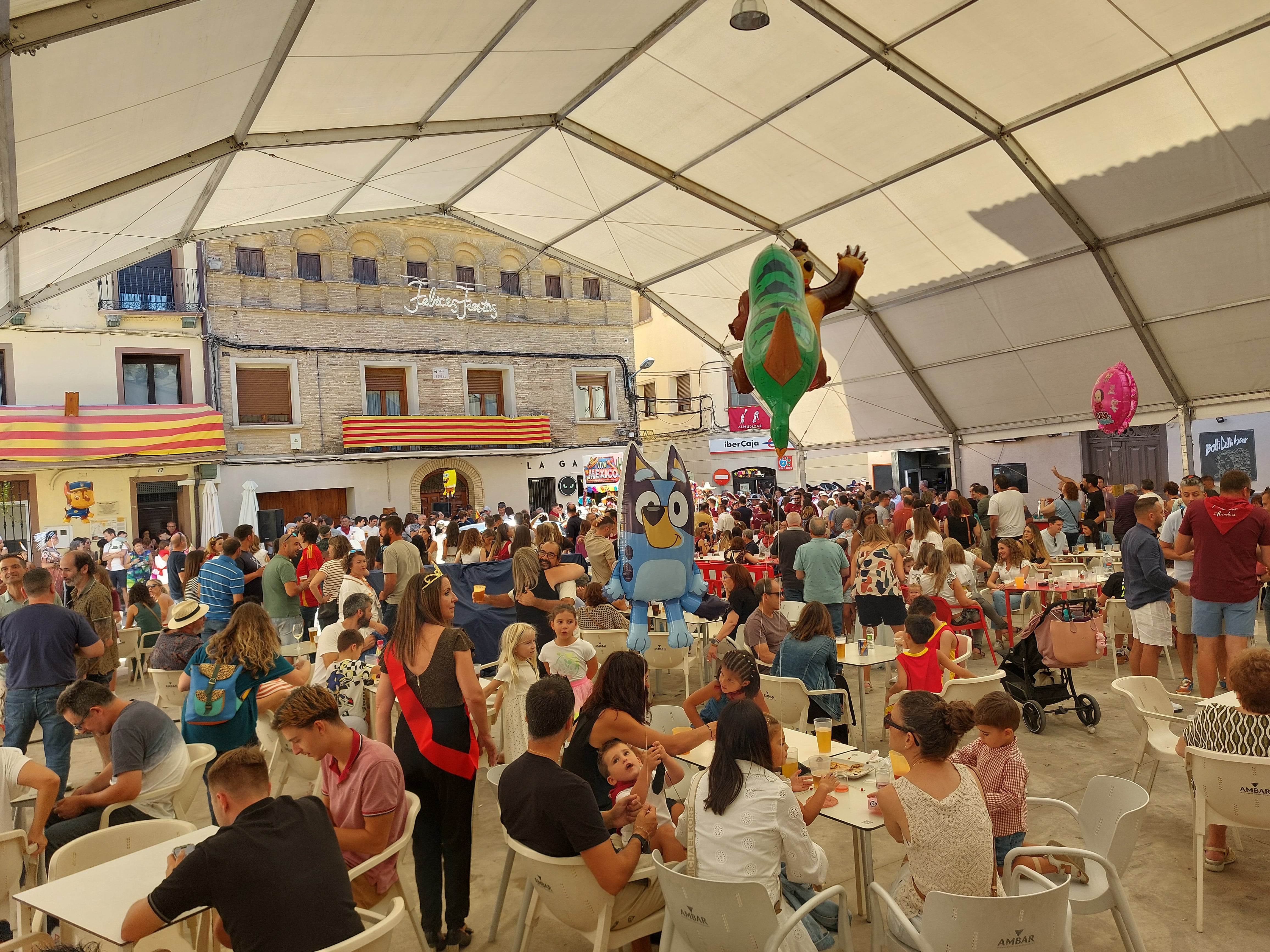 Las fiestas de Almudévar ha comenzado con el desfile de carrozas y un gran ambiente