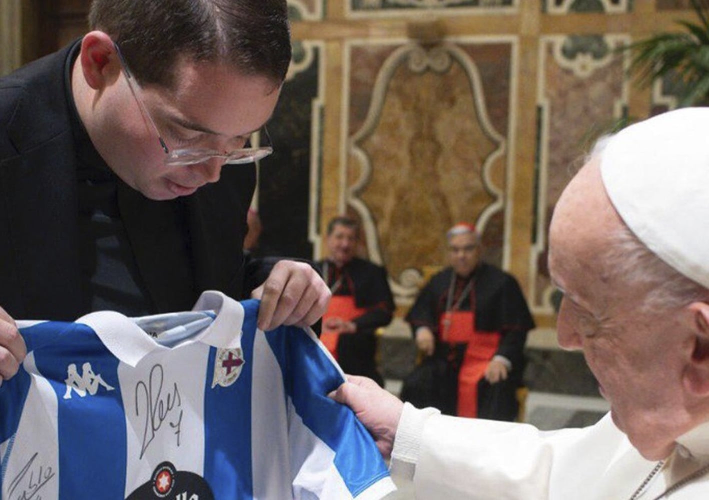 Francisco I recibe la camiseta del RC Deportivo de La Coruña firmada por la plantilla