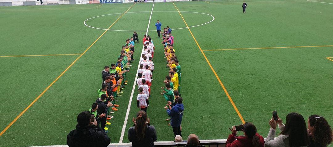 Los jugadores del Atlético Mancha Real homenajean a las categorías inferiores de la AD Mancha Real en los prolegómenos del partido ante el Rincón.