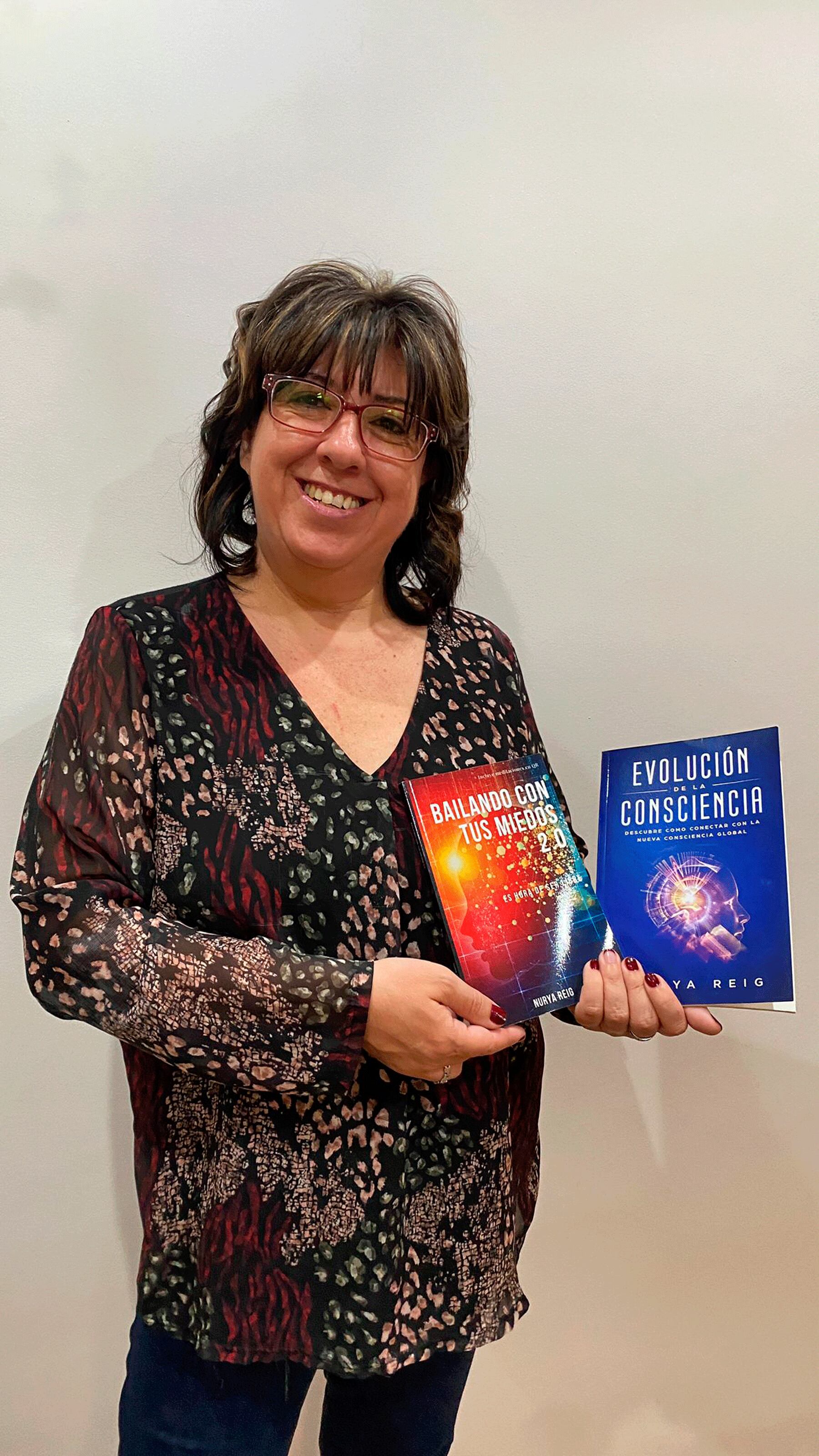 Nurya Reig muestra un ejemplar de cada uno de sus dos libros