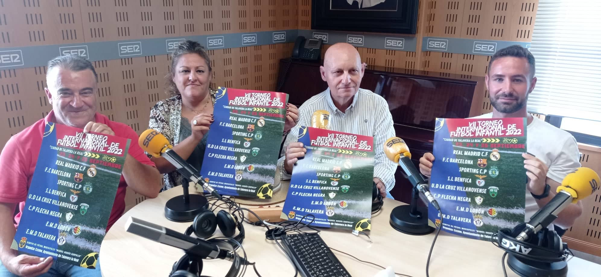 Los organizadores del VII Torneo Internacional de fútbol infantil Ciudad de Talavera la Real, en SER Extremadura. El concejal Antonio Fernández del Águila, la alcaldesa Manuela Sancho, el coordinador del torneo, José Manuel García Pérez y el entrenador del Talavera infantil, José Luis Camacho.