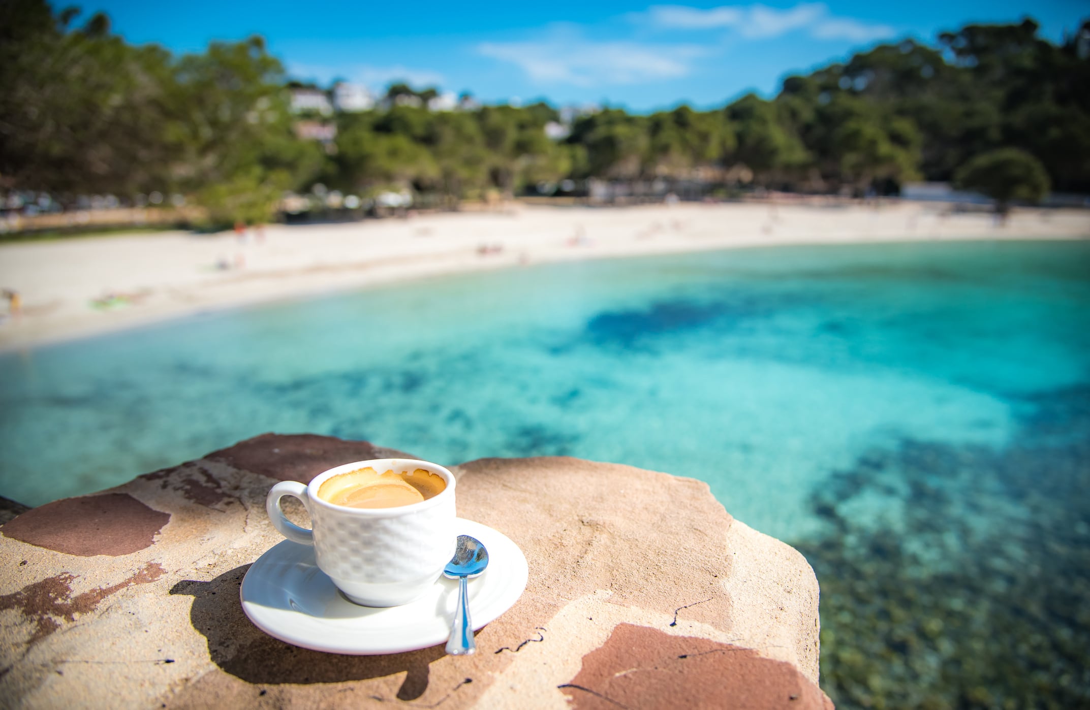 Un café frente a Cala Galdana (Menorca).