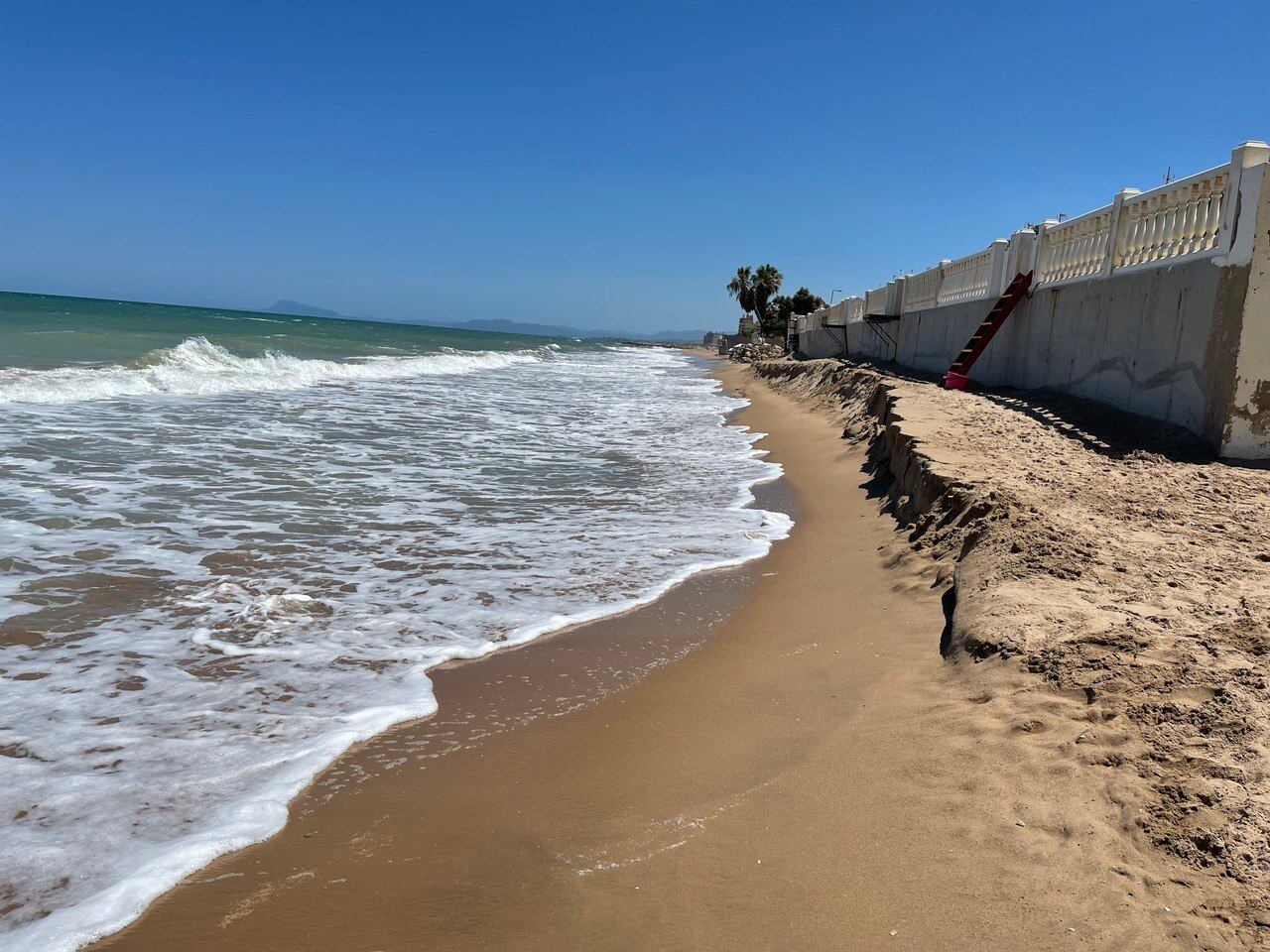 La playa de la Goleta se queda de nuevo sin arena tras el primer temporal.