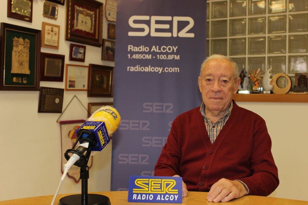 Ramón Micó, en l'estudi central de Ràdio Alcoi.