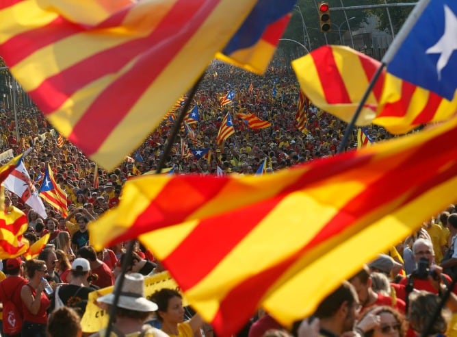 Esteladas y senyeras en la concentración por la Diada del año pasado