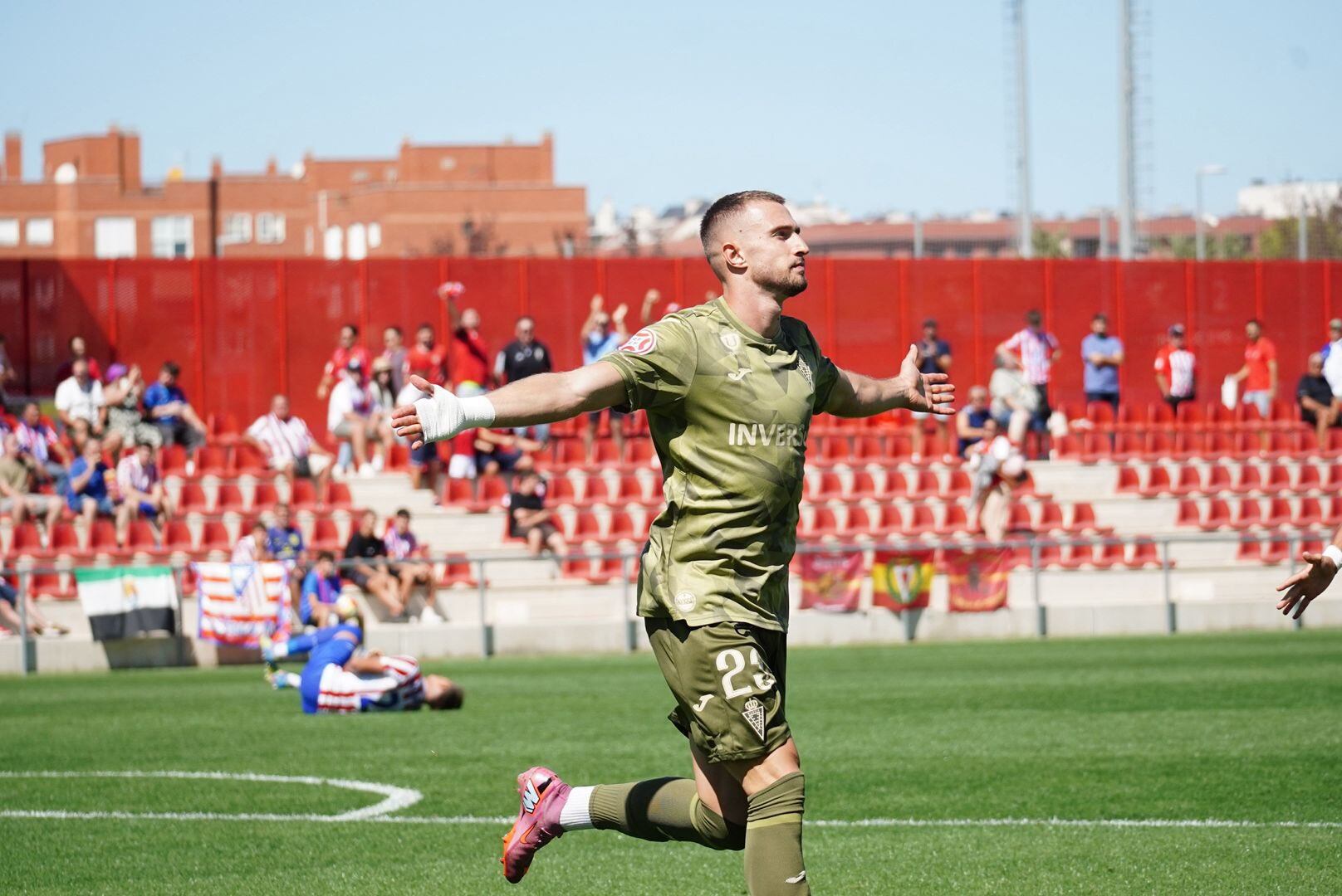 David Flakus Bosilj, jugador del Real Murcia, marca contra el Atlético Madrileño en Alcalá de Henares.