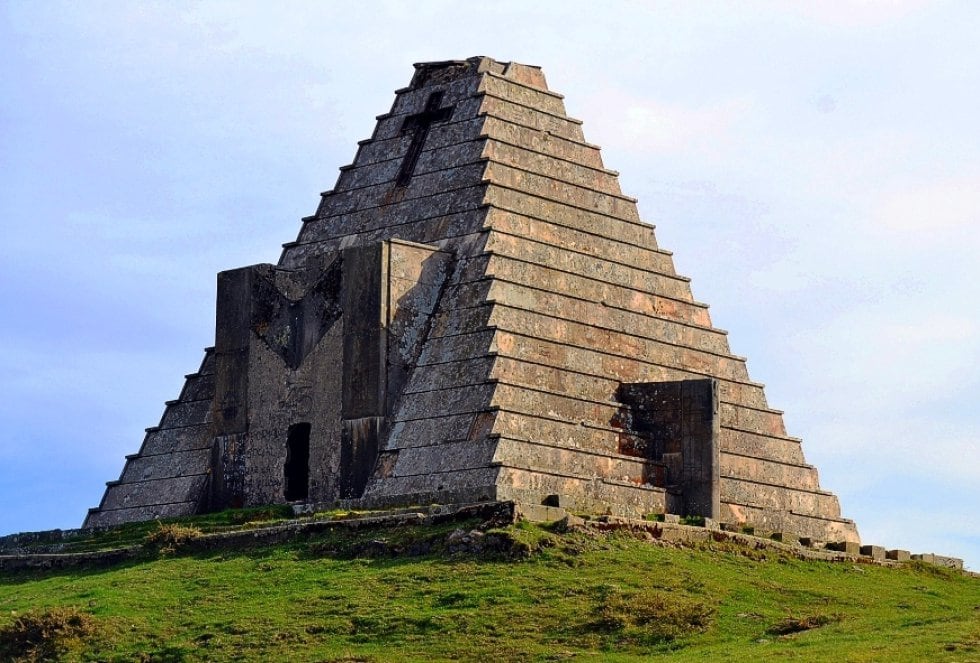 Pirámide Cementerio de los Italianos en el límite de Burgos y Cantabria. La pirámide está ubicada en la carreta N-623 en las inmediaciones del Puerto del Escudo. Es una construcción de unos 20 metros de altura que mandó construir Franco en 1937 como reconocimiento a la ayuda del ejército de Mussolini