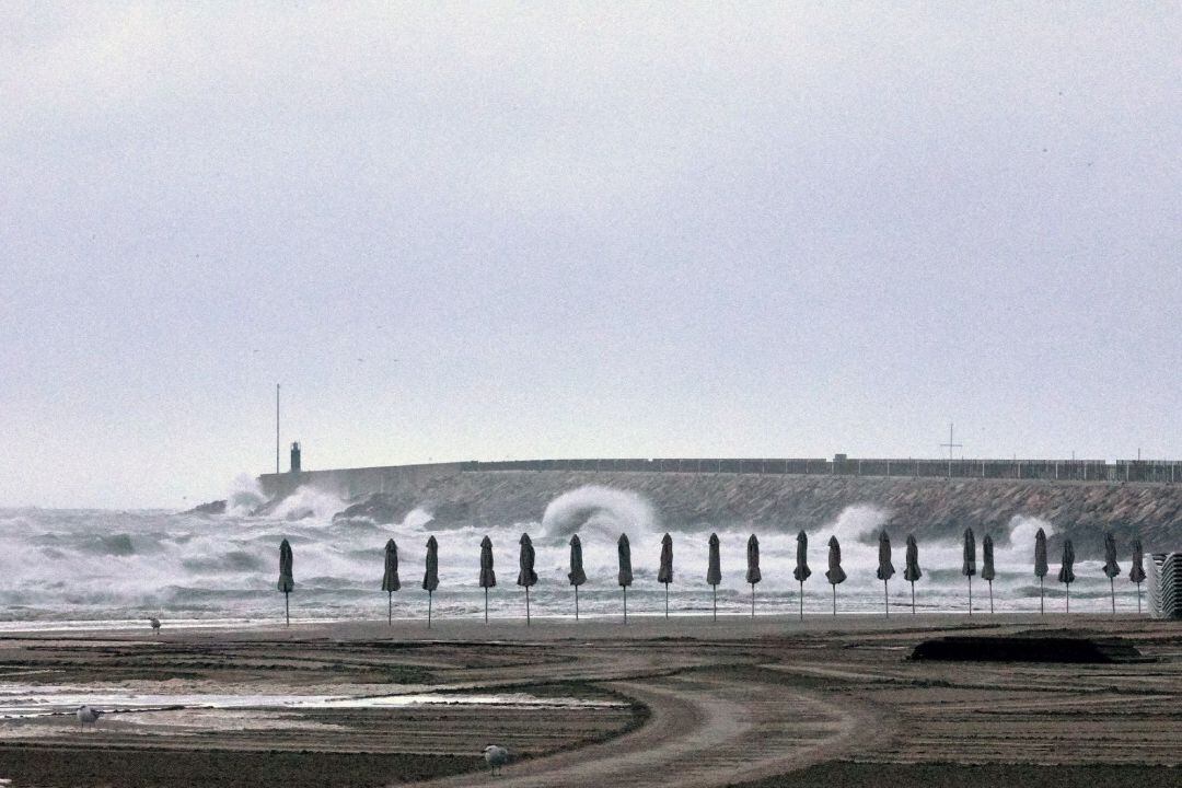 Imagen a primeras horas de hoy miércoles, de la playa de Gandía. La gota fría que se extiende por el extremo oriental con tormentas y lluvias de hasta 100 litros por metro cuadrado y vientos muy fuertes mantendrá este miércoles bajo aviso naranja a Cataluña, Comunidad Valenciana y Baleares, y en nivel amarillo a otras cuatro comunidades del este peninsular.