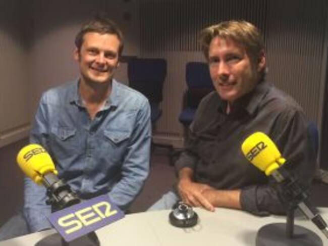 Christophe Galfard y Javier del Pino en los estudios de Radio Madrid
