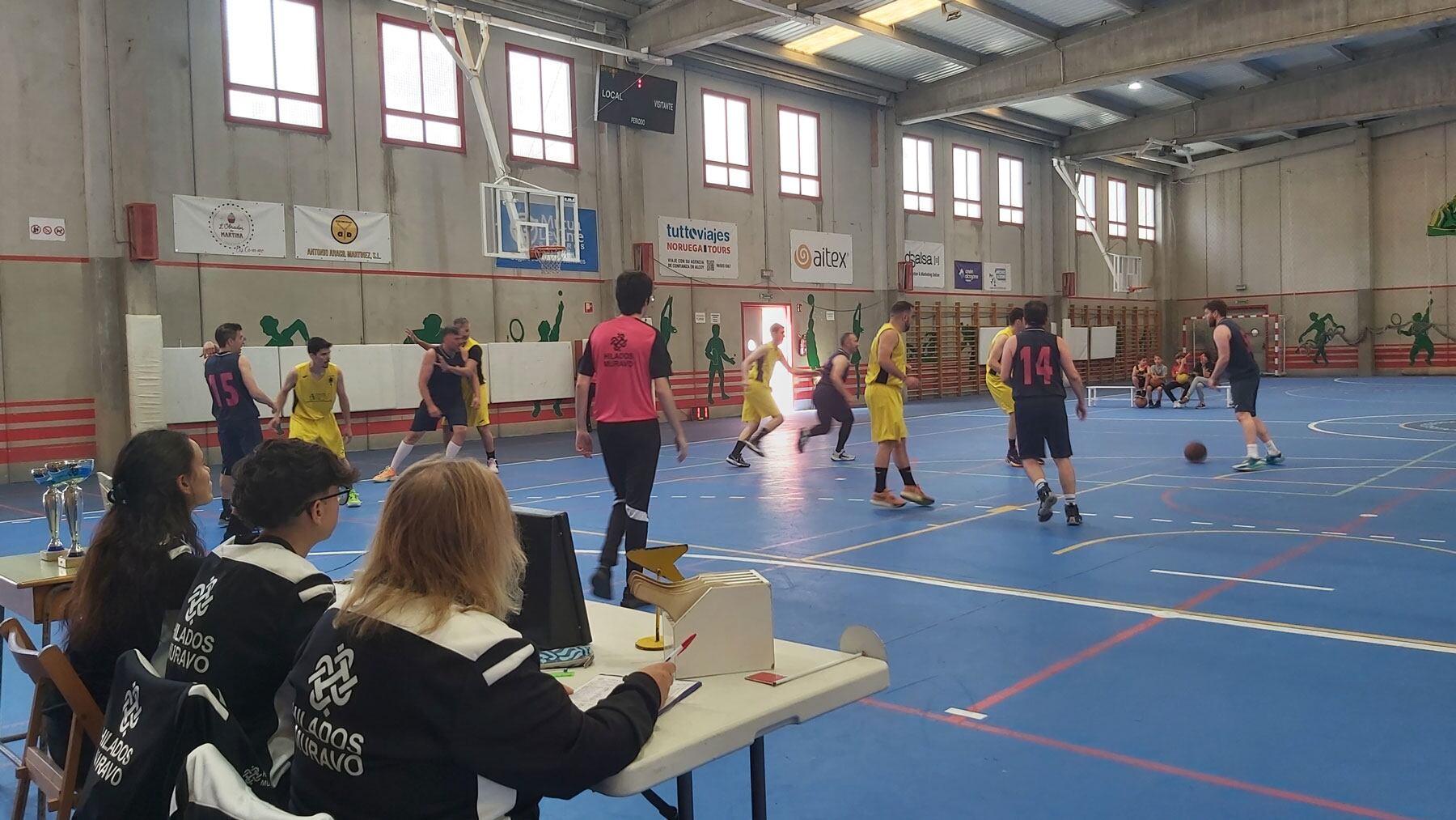 El partido llegó al descanso con un marcador bastante igualado, 32-25, pero se decidió en la segunda mitad