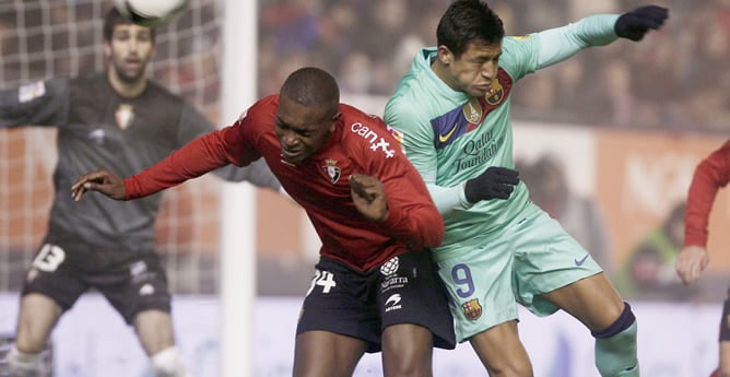 El centrocampista francés de Osasuna Raoul Loe salta por el balón con el chileno Alexis Sánchez del FC Barcelona durante el partido de vuelta de los octavos de final de la Copa del Rey