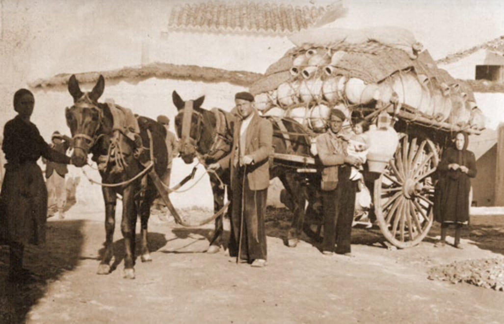 El transporte y la venta de los cántaros de Mota del Cuervo (Cuenca) se hacía en carros y era una tarea de los hombres.