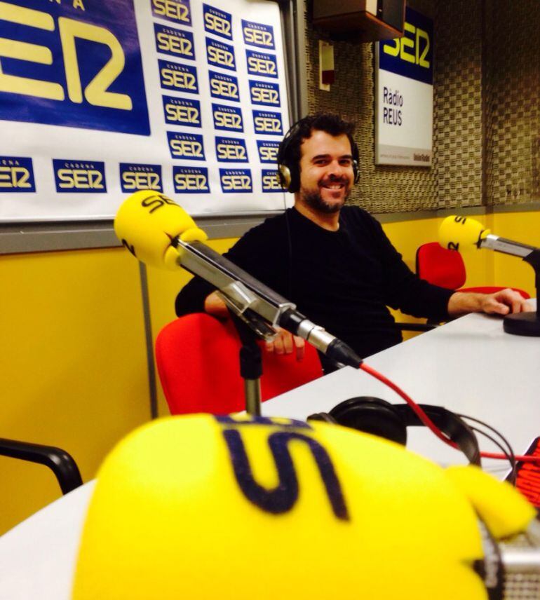 L'actor Carles Bigorra als estudis de Ràdio Reus