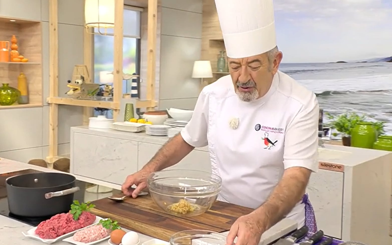 Karlos Arguiñano, cocinando albóndigas.