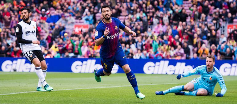 Luis Suárez celebra su gol frente al Valencia en el Camp Nou