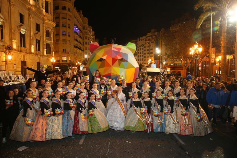 Las falleras mayores de Valencia y sus cortes a la llegada a la Plaza del Ayuntamiento con la pieza artística